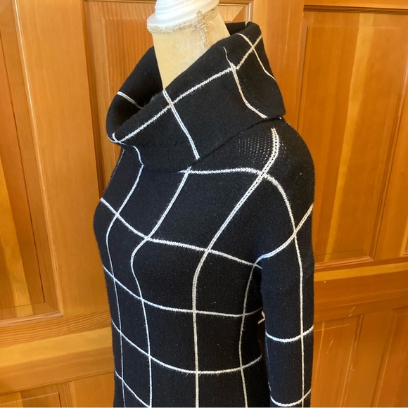 NWT, Lavishly Paris Women's Black Grid Pattern Turtleneck  Sweater. - Picture 2 of 16